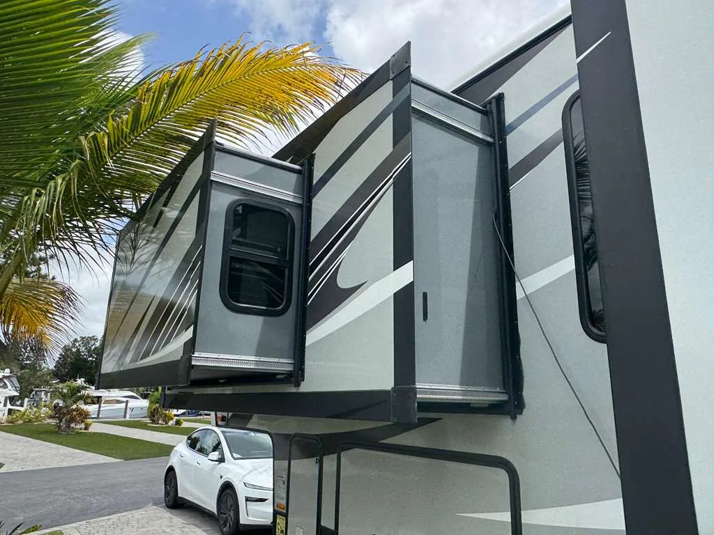 Double slideout repair on a fifth wheel RV